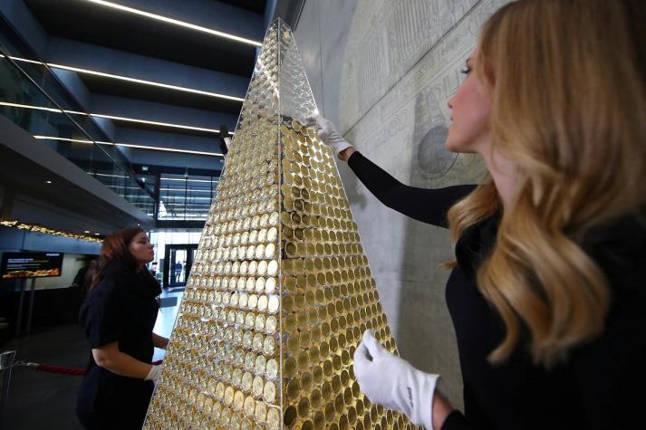 [VIDEO] Así es el árbol de Navidad más caro de Europa hecho con monedas de oro