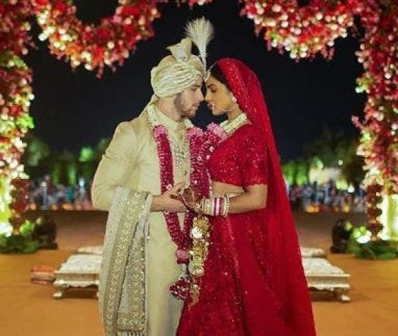 La despampanante foto familiar de Priyanka Chopra y Nick Jonas en su boda hindú