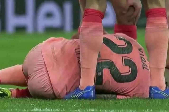 [VIDEO] Arturo Vidal casi sale lesionado tras fuerte entrada de su propio compañero