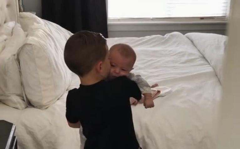 [VIDEO] El bello gesto que tuvo un niño de 5 años para calmar a su hermanita que lloraba