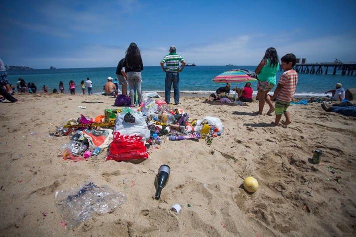 Multas de hasta $200 mil: Entra en vigencia ley que sanciona a quienes ensucien playas y parques