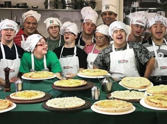 "Los Perejiles": La exitosa pizzería fundada por cuatro jóvenes con síndrome de down