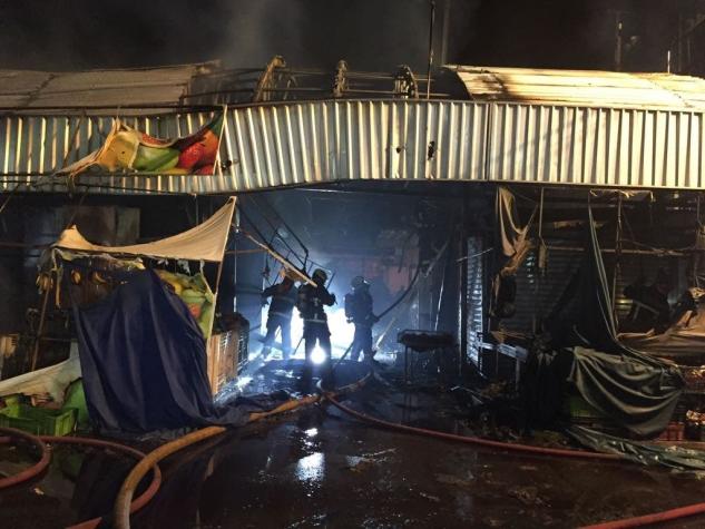 [VIDEO] Incendio consume galpón de La Vega Central en Recoleta