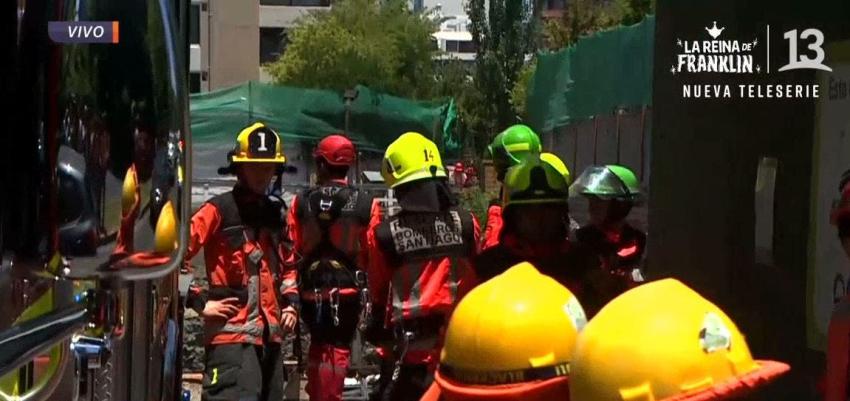 Bomberos trabaja en rescate de trabajador que cayó a pozo en Vitacura y terminó con fracturas