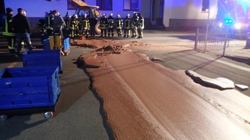 La calle que quedó "pavimentada" con una tonelada de chocolate