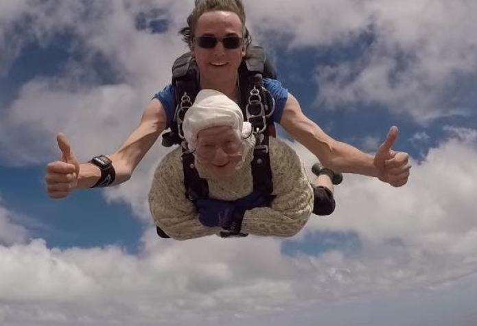 [VIDEO] El espectacular salto en paracaídas de una bisabuela de 102 años