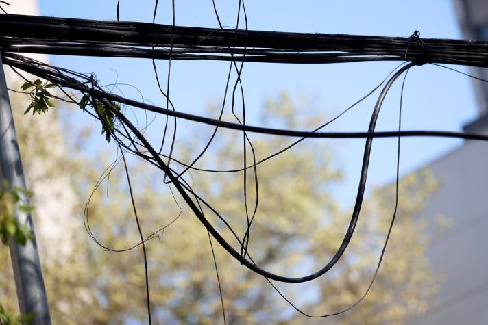 Por orden de la Corte Suprema: Municipalidad deberá retirar cables en desuso de la vía pública
