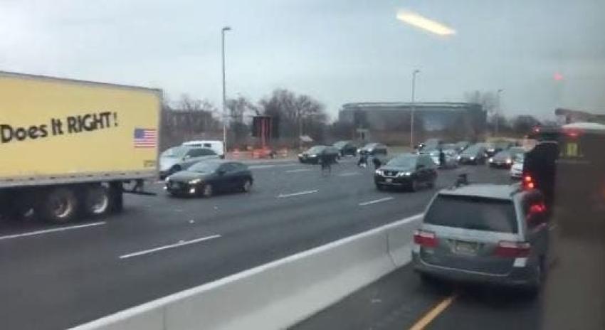 [VIDEO] Llovió medio millón de dólares en una autopista de EE.UU.