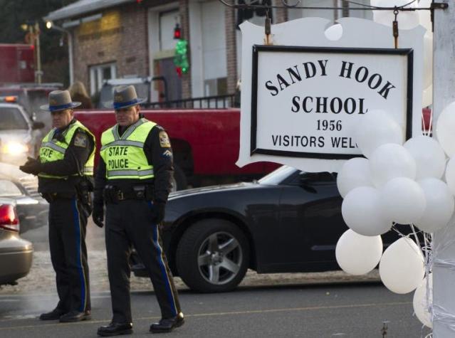 Evacúan escuela Sandy Hook por aviso de bomba en aniversario de matanza