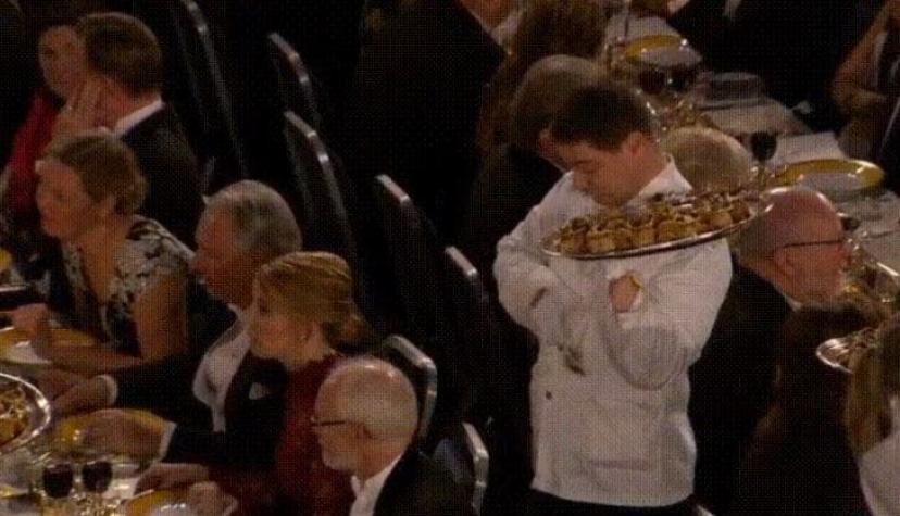 [VIDEO] El bochornoso momento que vivió un mesero en la cena de los premios Nobel