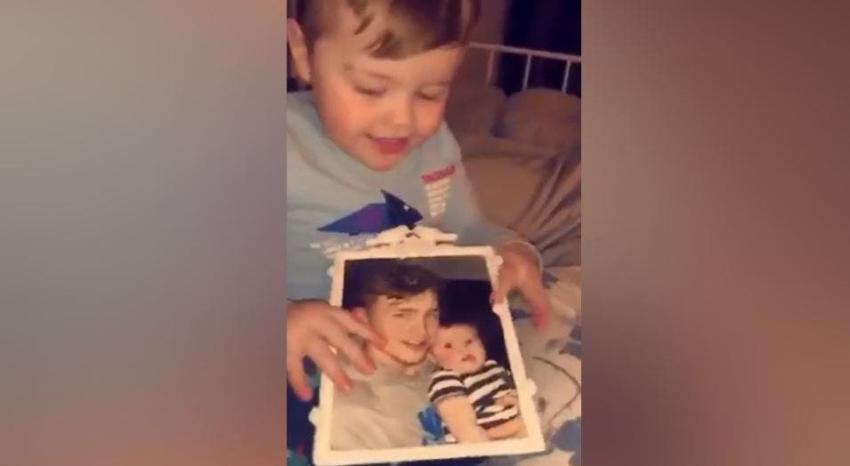 [VIDEO] La llamativa reacción de un bebé al ver una foto de su padre fallecido