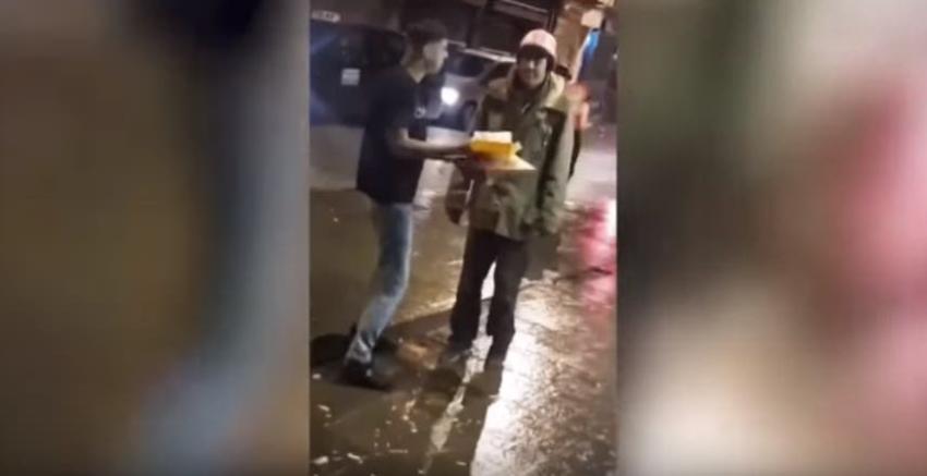 [VIDEO] Indignación por hombre que se grabó arrojándole comida en la cara a un indigente