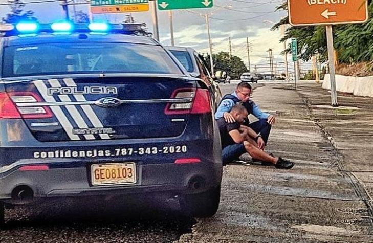 La historia detrás de la foto de un policía que consuela a un hombre en la calle en Puerto Rico
