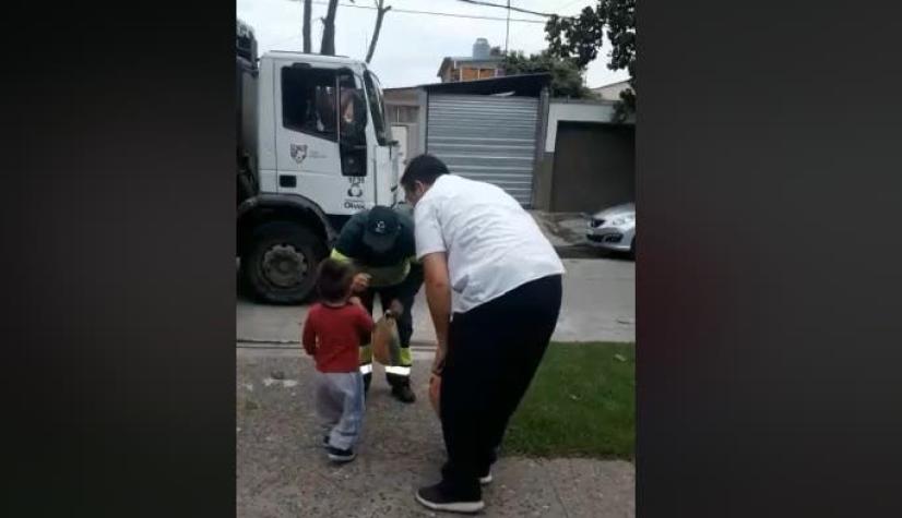 [VIDEO] El tierno gesto de un niño a recolectores de basura en Argentina