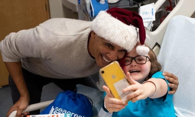 Obama se disfraza de "Viejito Pascuero" y entrega regalos en un hospital de niños