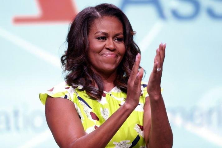 [FOTOS] El "look Kardashian" con el que Michelle Obama sorprendió en el lanzamiento de su libro