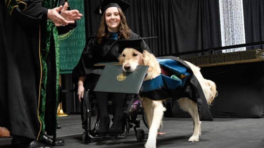 Perro se gradúa junto a su humana en una universidad de Nueva York