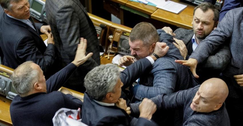 [VIDEO] Congresistas se trenzan a golpes por letrero puesto en el parlamento ucraniano