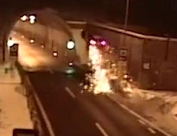 [VIDEO] Como en el GTA: auto vuela y choca violentamente con un túnel en Eslovaquia