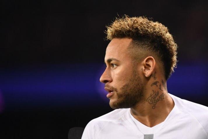 Neymar estrena peinado loco con diadema en el desfile de Louis Vuitton