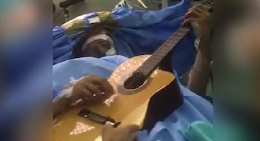 [VIDEO] Operan de un tumor cerebral a músico de jazz mientras toca la guitarra