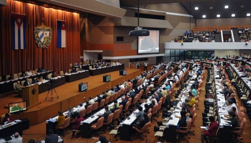 Parlamento de Cuba vota nueva Constitución "comunista" que reconoce al mercado