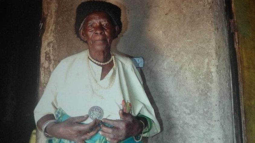 La historia de la mujer que salvó a más de 100 personas de un genocidio haciéndose pasar por bruja