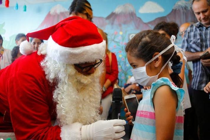 [FOTOS] "Viejito Pascuero" visitó a los niños del Hospital Clínico de La Florida