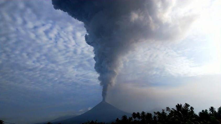 [VIDEO] Las impactantes imágenes de la erupción del volcán que provocó un tsunami en indonesia