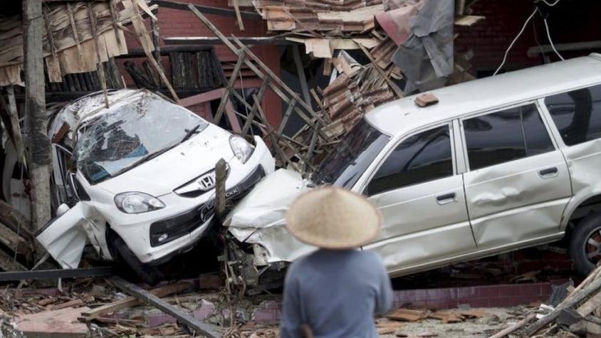 Tsunami en Indonesia: ¿cómo pudo generarse una ola mortal sin que hubiera un terremoto?
