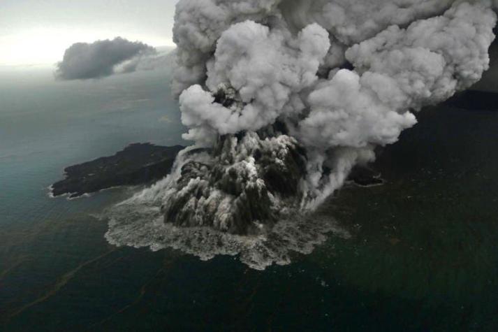 Indonesia: Las impresionantes imágenes de la erupción del volcán que habría originado un tsunami