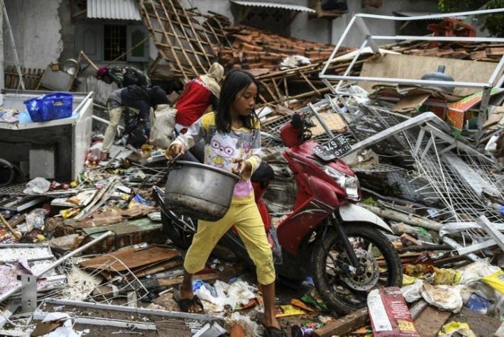 Salvar a su mujer, su madre o su hijo, el drama de un indonesio tras el tsunami