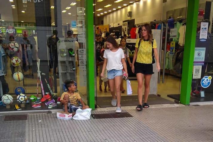 Joven se llena de elogios tras regalar ropa y zapatillas a once