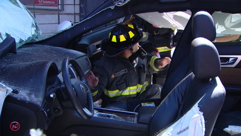 [VIDEO] Fuerte choque de bomberos con auto