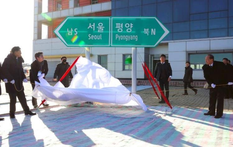 Realizan ceremonia simbólica para reconectar las dos Coreas por tren y carretera