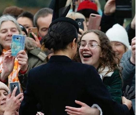 La adorable razón por la que Meghan se acercó a abrazar a una adolescente en medio de una multitud