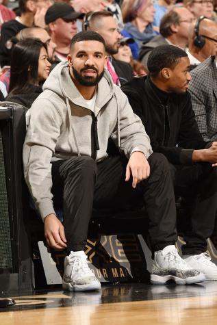 [FOTO] Drake muestra orgulloso una obra de arte de su hijo