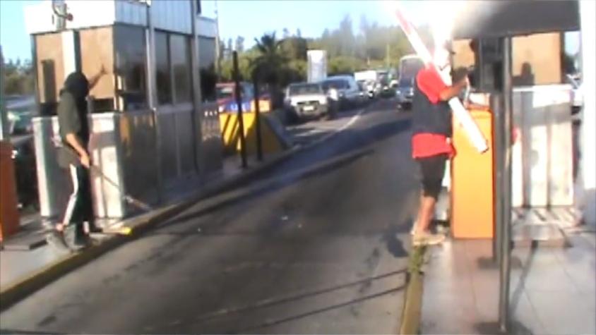 [VIDEO] Protestan levantando barreras de peaje