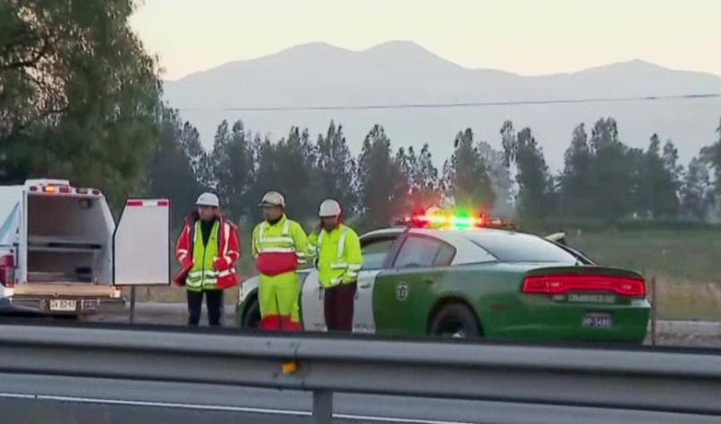 [VIDEO] Conductor de camión murió tras volcar en la Autopista del Sol