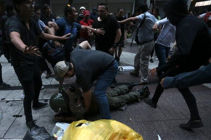[VIDEO Y FOTOS] Cinco carabineros resultan heridos durante manifestación