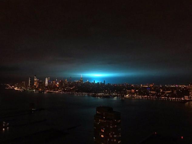 [VIDEO] Explosión en central eléctrica causa impresionante resplandor en el cielo de Nueva York