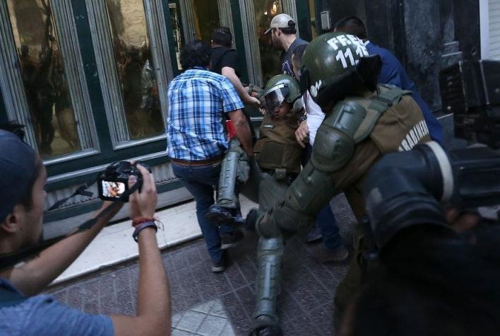 Piñera califica ataque a cinco carabineros en manifestación como "cobarde y brutal"