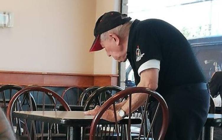 [VIDEO] Abuelo que trabaja en local de comida rápida estremece las redes sociales