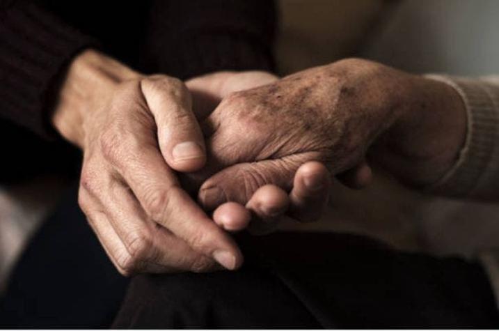 "Estaríamos casados": Anciana recibe carta de su primer amor 77 años después