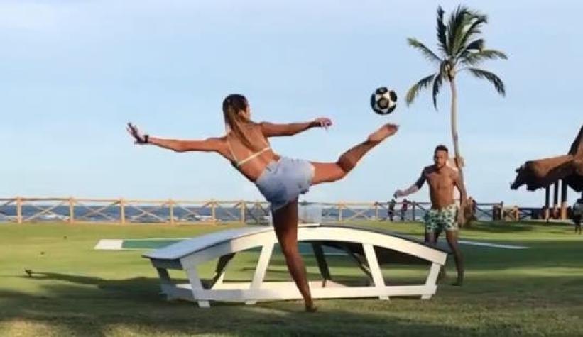 [VIDEO] Neymar juega teqball  con la campeona de futvóley Natalia Guitler