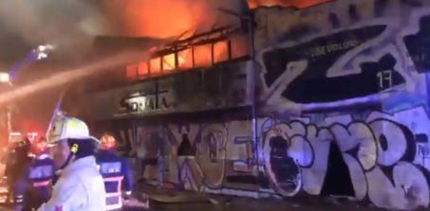 [VIDEO] Bomberos controla incendio en bodega de Recoleta