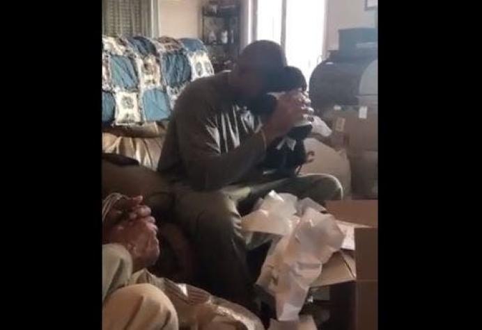 [VIDEO] Emocionante regalo de Navidad: Hombre recibió peluche con voz de su madre muerta