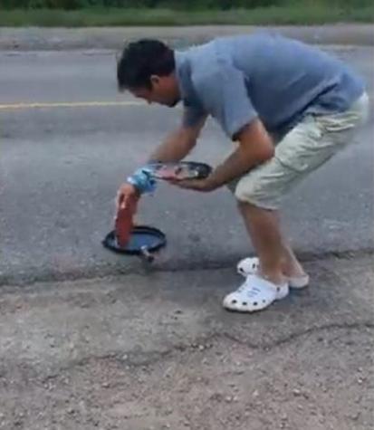 [VIDEO] Hombre se convirtió en viral al cocinar churrascos con el calor del asfalto