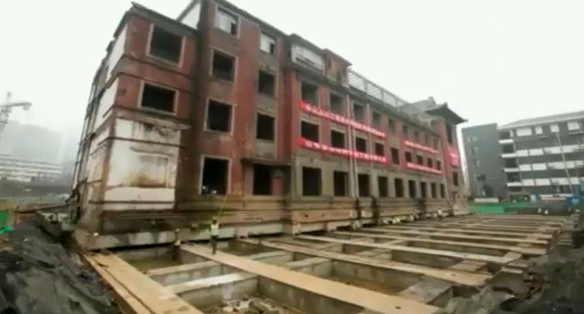 [VIDEO] Impresionante: Desplazan intacto un hotel histórico de 5 mil toneladas en China