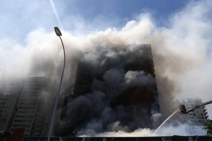 [VIDEO] Controlan incendio estructural que se registró en el centro de Santiago